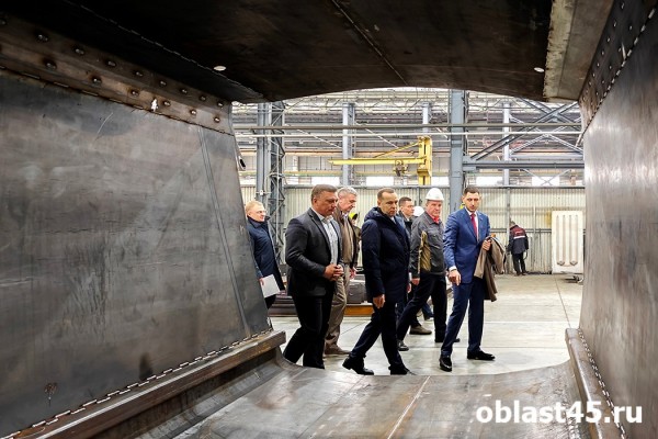 Шумков и Муратов дали старт продаж новой курганской спецтехники Шумков и Муратов дали старт продаж новой курганской спецтехники