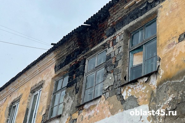 По кирпичикам: в Кургане частично обвалилась стена жилого дома на Технической