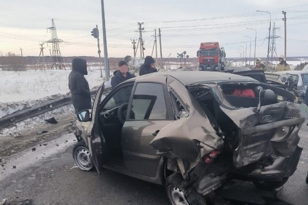 На зауральской трассе столкнулись три автомобиля На зауральской трассе столкнулись три автомобиля
