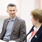 Первый заместитель губернатора Андрей Алексеев поздравил с 8 Марта сотрудниц фонда «Защитники Отечества»
Первый заместитель губернатора Андрей Алексеев поздравил с 8 Марта сотрудниц фонда «Защитники Отечества»