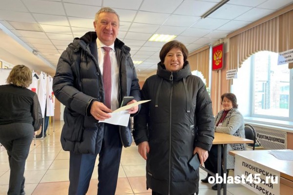Сенатор Муратов и курганские заводчане проголосовали на выборах президента РФ Сенатор Муратов и курганские заводчане проголосовали на выборах президента РФ
