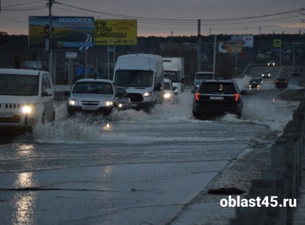 Вода зашла на курганское шоссе имени Тюнина