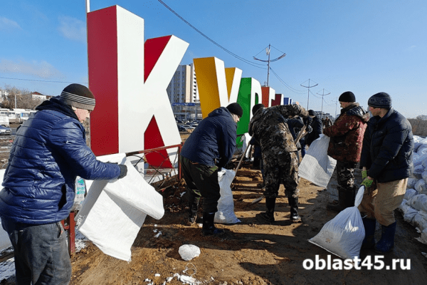 «Мы благодарны»: власти обратились к курганцам, которые укрепляют дамбу Тобола «Мы благодарны»: власти обратились к курганцам, которые укрепляют дамбу Тобола