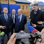 
											Губернатор Вадим Шумков и член Правления ПАО &laquo;Газпром&raquo; Владимир Марков поздравили курганскую семью с подключением их дома к природному газу									