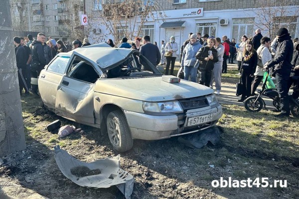 В Кургане на проспекте Конституции «Ладу» отбросило на столб В Кургане на проспекте Конституции «Ладу» отбросило на столб