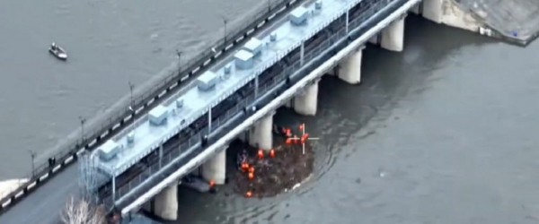 Власти обвинили жителей, чей мусор создает заторы на гидроузлах в Кургане. Фото Власти обвинили жителей, чей мусор создает заторы на гидроузлах в Кургане. Фото