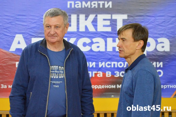 Курганский сенатор Муратов наградил победителей турнира памяти Александра Шкета Курганский сенатор Муратов наградил победителей турнира памяти Александра Шкета
