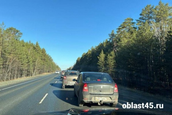 На Восточном объезде Кургана столпотворение машин На Восточном объезде Кургана столпотворение машин