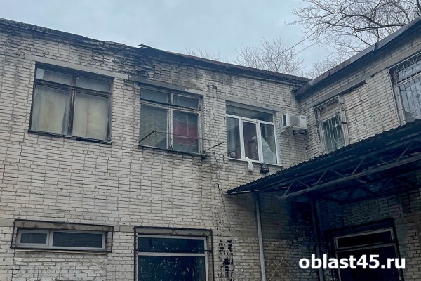 Опасная зона: из-за чего в Кургане может обрушиться стена 50-летнего общежития?