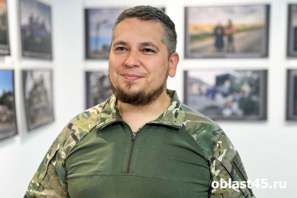 &laquo;Сила в правде&raquo;: всемирно известный фотограф привёз выставку из зоны СВО в Курган