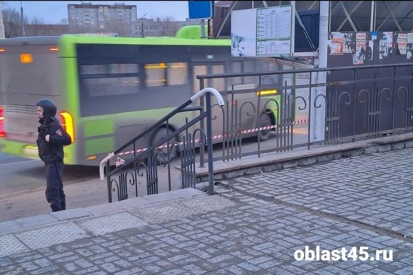 В Кургане оцепили остановку из-за подозрительного пакета