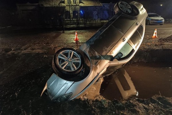 В Шадринске водитель улетел в кювет, скрываясь от полицейских