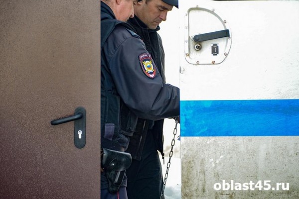 В Курганской области мужчина из-за денег чуть не задушил отца своей сожительницы