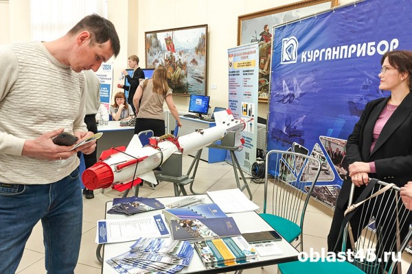 Студенты и школьники Зауралья определяются с профессией в образовательном салоне Студенты и школьники Зауралья определяются с профессией в образовательном салоне