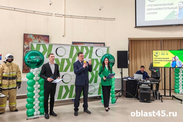 Студенты и школьники Зауралья определяются с профессией в образовательном салоне Студенты и школьники Зауралья определяются с профессией в образовательном салоне