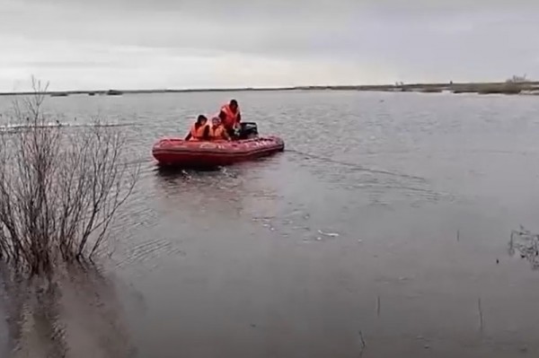 В Курганской области эвакуировали детей из отрезанного водой села Боровское В Курганской области эвакуировали детей из отрезанного водой села Боровское