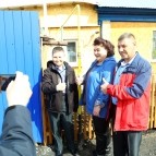
											Губернатор Вадим Шумков и член Правления ПАО &laquo;Газпром&raquo; Владимир Марков поздравили курганскую семью с подключением их дома к природному газу									
