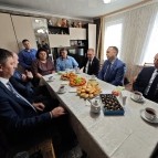 
											Губернатор Вадим Шумков и член Правления ПАО &laquo;Газпром&raquo; Владимир Марков поздравили курганскую семью с подключением их дома к природному газу									