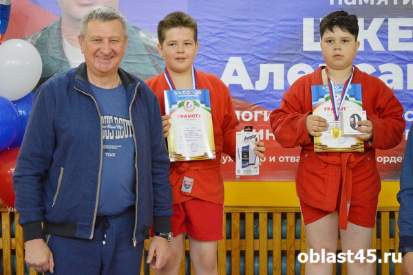 Курганский сенатор Муратов наградил победителей турнира памяти Александра Шкета Курганский сенатор Муратов наградил победителей турнира памяти Александра Шкета