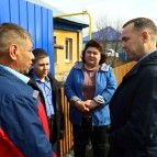 
											Губернатор Вадим Шумков и член Правления ПАО &laquo;Газпром&raquo; Владимир Марков поздравили курганскую семью с подключением их дома к природному газу									