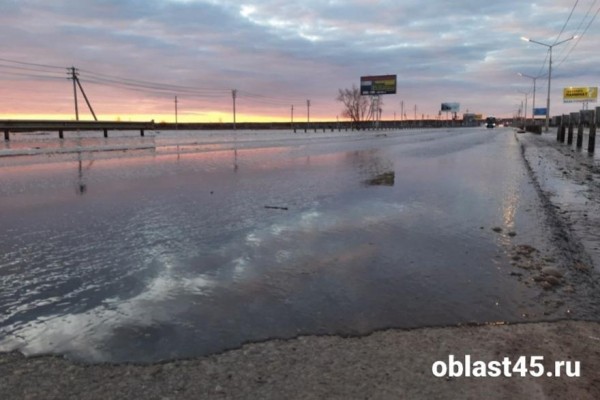 Вода зашла на курганское шоссе имени Тюнина