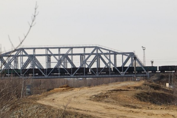 В Кургане укрепляют тело дамбы В Кургане укрепляют тело дамбы
