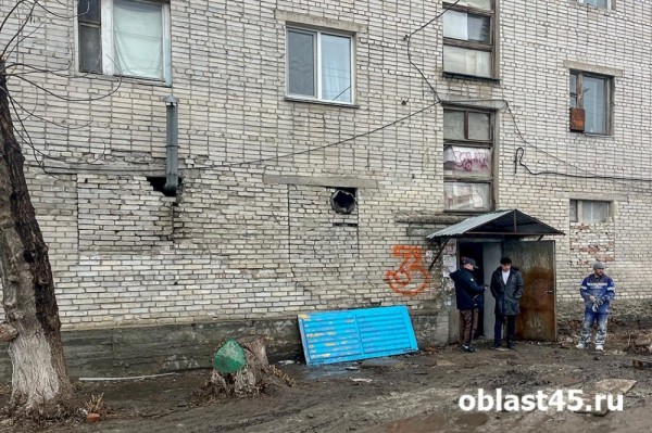 Опасная зона: из-за чего в Кургане может обрушиться стена 50-летнего общежития?