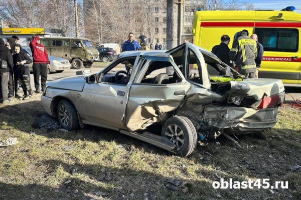 В Кургане на проспекте Конституции «Ладу» отбросило на столб В Кургане на проспекте Конституции «Ладу» отбросило на столб