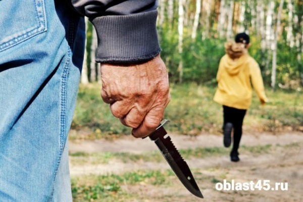 В Кургане неизвестный мужчина на набережной ранил ножом подростка