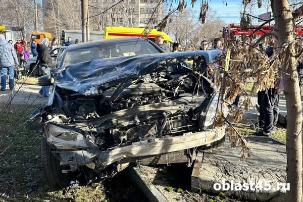 В Кургане на проспекте Конституции «Ладу» отбросило на столб В Кургане на проспекте Конституции «Ладу» отбросило на столб