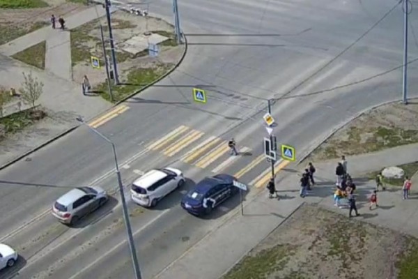 В Кургане ребёнок попал под машину, переезжая дорогу на самокате