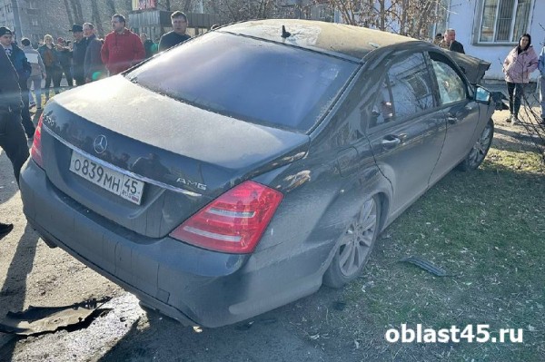 В Кургане на проспекте Конституции «Ладу» отбросило на столб В Кургане на проспекте Конституции «Ладу» отбросило на столб