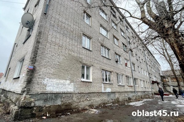Опасная зона: из-за чего в Кургане может обрушиться стена 50-летнего общежития?