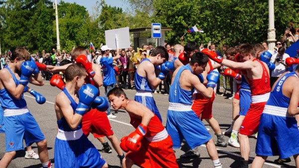 Физкультурники на спортивном параде в Москве  