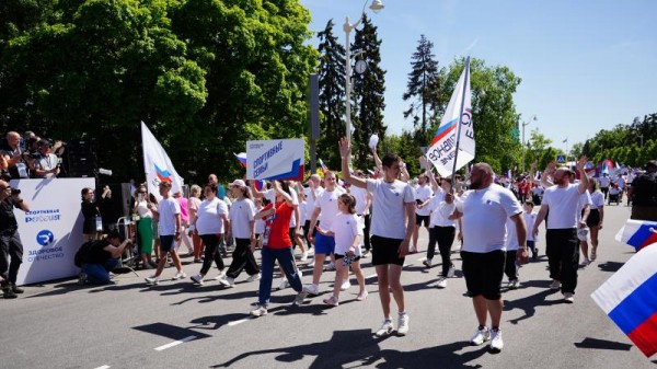 Физкультурники на спортивном параде в Москве  