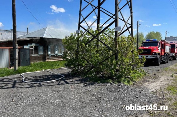 В Кургане на улице Бурова-Петрова загорелся дом В Кургане на улице Бурова-Петрова загорелся дом