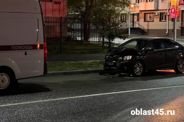В центре Кургана скорая помощь «поправила лицо» иномарке за выезд на красный В центре Кургана скорая помощь «поправила лицо» иномарке за выезд на красный