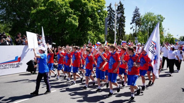 Физкультурники на спортивном параде в Москве  
