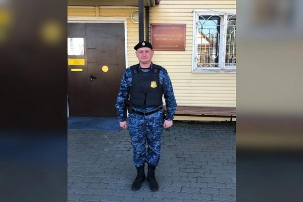 В Зауралье пристав бросился на помощь девочке, едва не угодившей под колёса
