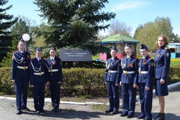 Сотрудники следственного управления поздравили с Днем Победы ветеранов Великой Отечественной войны, тружеников тыла и детей войны, проживающих в Лесниковском доме-интернате