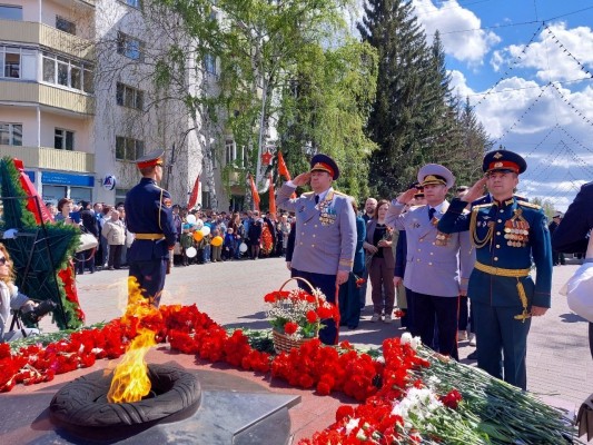 Сотрудники следственного управления Следственного комитета Российской Федерации по Курганской области почтили память героев Великой Отечественной войны у Вечного огня Сотрудники следственного управления Следственного комитета Российской Федерации по Курганской области почтили память героев Великой Отечественной войны у Вечного огня
