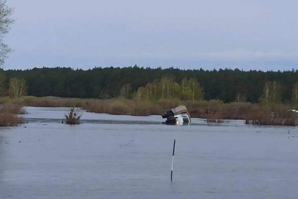 В Курганской области на затопленном участке дороги опрокинулся ГАЗ В Курганской области на затопленном участке дороги опрокинулся ГАЗ