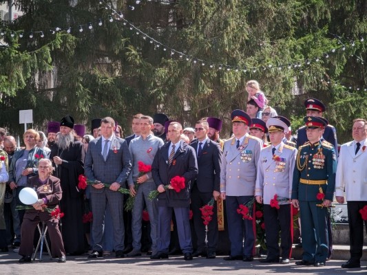 Сотрудники следственного управления Следственного комитета Российской Федерации по Курганской области почтили память героев Великой Отечественной войны у Вечного огня Сотрудники следственного управления Следственного комитета Российской Федерации по Курганской области почтили память героев Великой Отечественной войны у Вечного огня