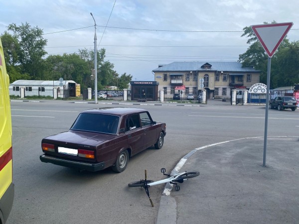 В Кургане 12-летний велосипедист попал под колёса ВАЗа из-за незнаний ПДД 