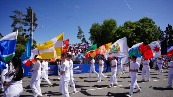 Физкультурники на спортивном параде в Москве  
