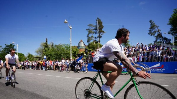 Физкультурники на спортивном параде в Москве  