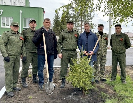 Руководитель и сотрудники следственного управления приняли участие в озеленении территории Курганского областного госпиталя для ветеранов войн