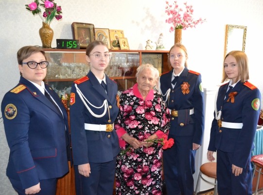 Сотрудники следственного управления поздравили с Днем Победы ветеранов и тружеников тыла