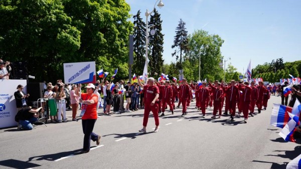 Физкультурники на спортивном параде в Москве  