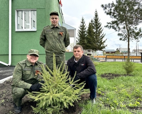 Руководитель и сотрудники следственного управления приняли участие в озеленении территории Курганского областного госпиталя для ветеранов войн